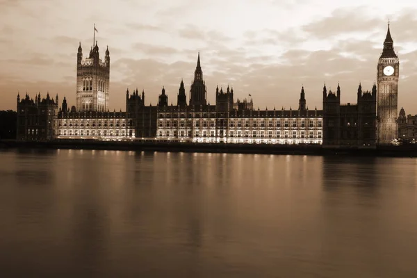 Den berömda och vackra kväll Visa att Big Ben och House av Pa — Stockfoto