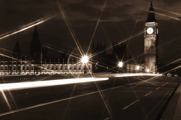 Slavní a krásná noční pohled na Big Ben a domy Parliam — Stock fotografie