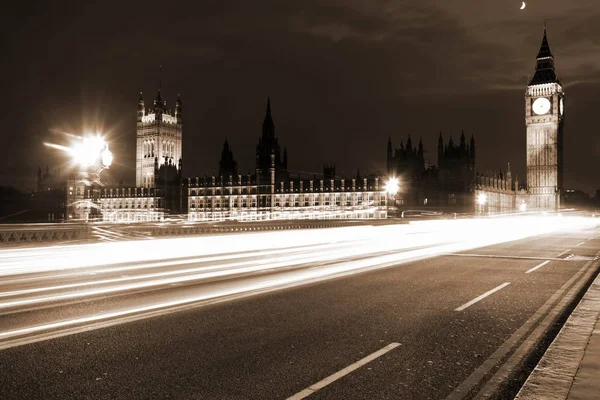 Célèbre et belle vue de nuit sur Big Ben et les maisons du Parlement — Photo