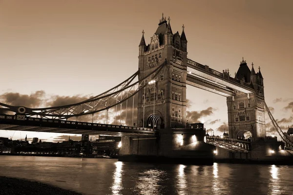 Znane i piękne wieczorem widok z wieży most, Londyn, Wielka Brytania — Zdjęcie stockowe