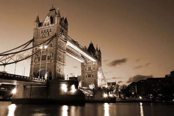 有名而且最美丽的夜景的塔桥，伦敦英国 — 图库照片