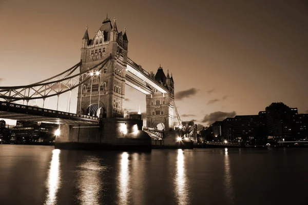 Krásné večerní pohled z mostu Tower Bridge, Londýn, Velká Británie — Stock fotografie
