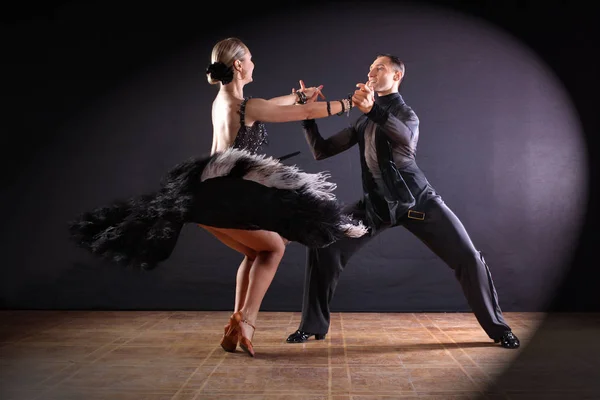 Танцюристи в бальній кімнаті ізольовані на чорному тлі — стокове фото