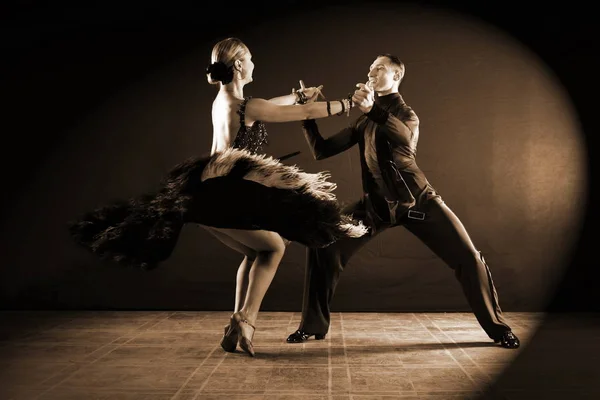 黒の背景で隔離のボールルーム ダンサー — ストック写真