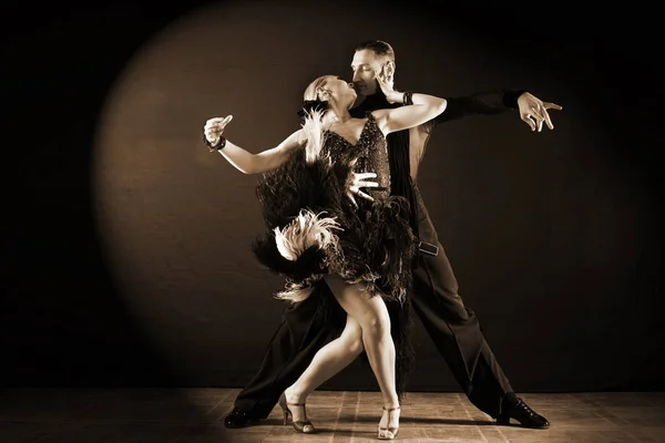 Danseurs dans la salle de bal isolé sur fond noir — Photo