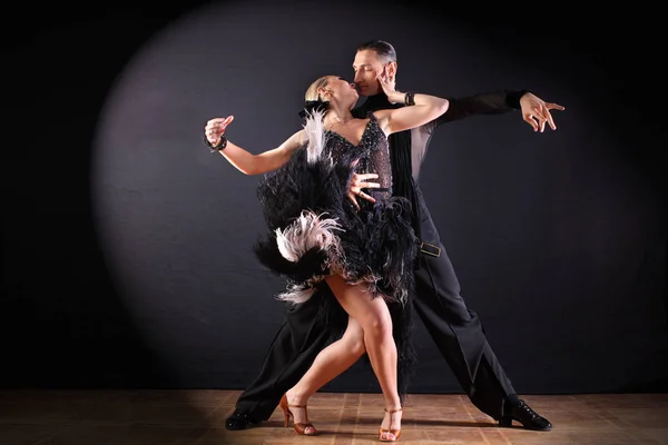 Danseurs dans la salle de bal isolé sur fond noir — Photo