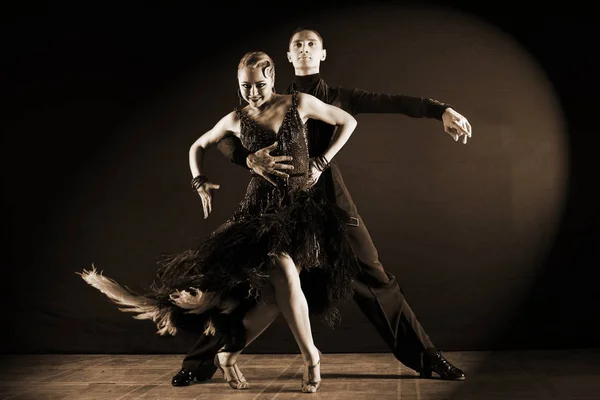 Danseurs dans la salle de bal isolé sur fond noir — Photo