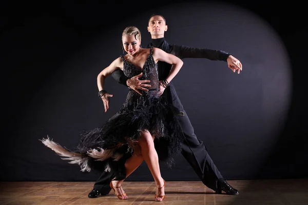 Bailarines en salón aislados sobre fondo negro — Foto de Stock
