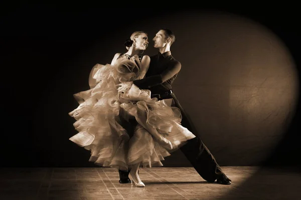 Danseurs dans la salle de bal isolé sur fond noir — Photo