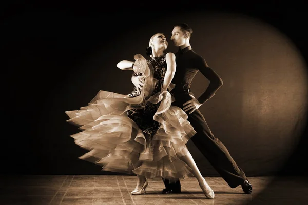 Danseurs dans la salle de bal isolé sur fond noir — Photo