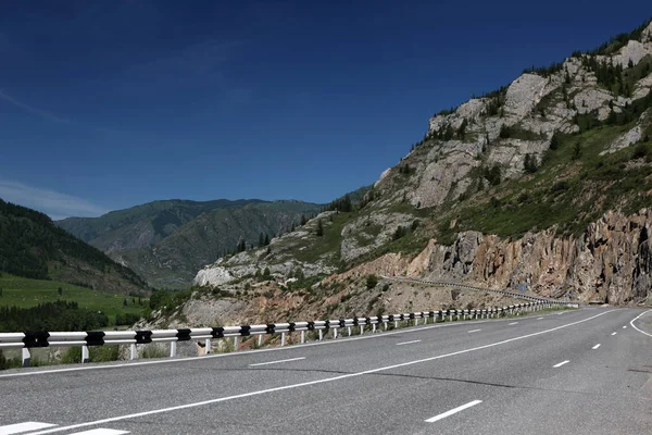 Reserva Biosférica Natural del Estado de Altai, carretera en el río Chuya, Rus —  Fotos de Stock