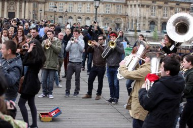 Paris - 27 Nisan: kamu üstün önce kimliği belirsiz müzisyen oyun