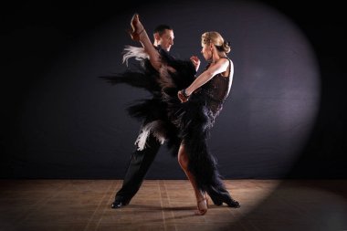 siyah arka plan üzerine izole balo dansçıları