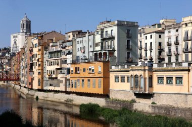 Renkli evleri ile eski şehir görünümünü Yahudi suya yansıyan