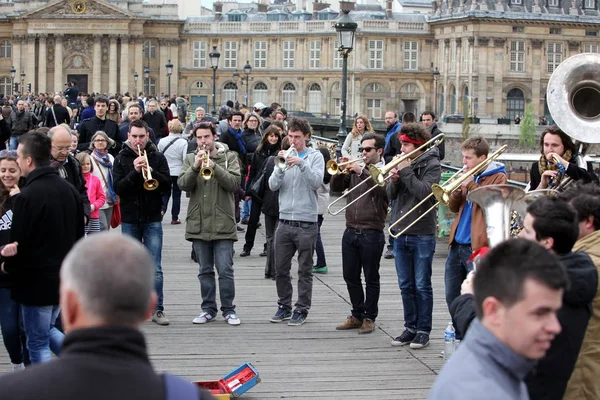 PARIGI - 27 APRILE: Un musicista non identificato suona prima di superare il pubblico — Foto Stock