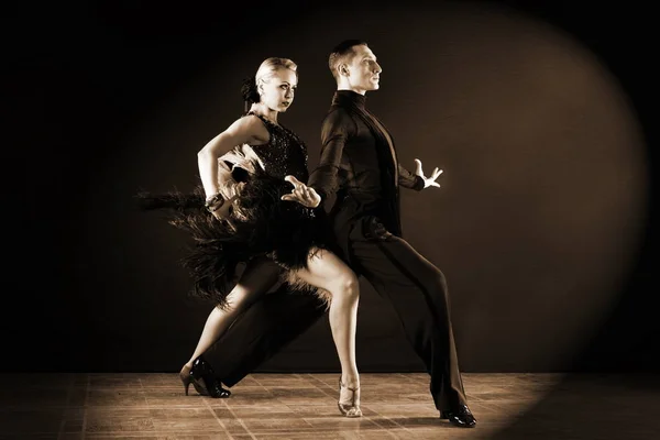 Bailarines en salón aislados sobre fondo negro — Foto de Stock