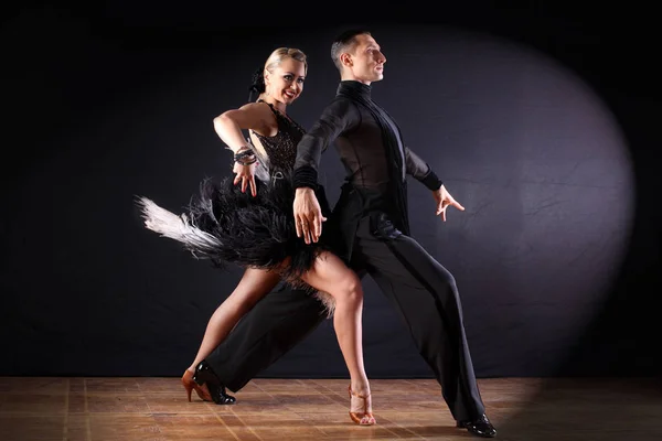 Bailarines en salón aislados sobre fondo negro —  Fotos de Stock