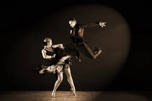 Dansers in balzaal geïsoleerd op zwarte achtergrond — Stockfoto