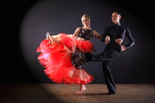 Dançarinos em salão isolado em fundo preto — Fotografia de Stock