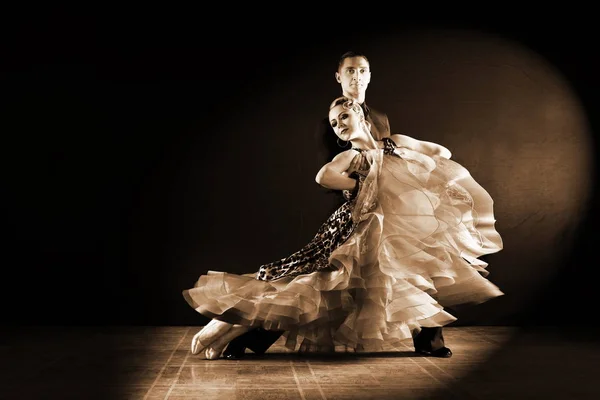 Bailarines en salón aislados sobre fondo negro — Foto de Stock