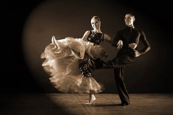 Bailarines en salón aislados sobre fondo negro — Foto de Stock