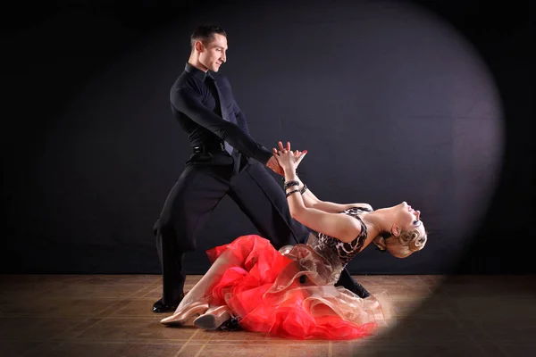 Bailarines en salón aislados sobre fondo negro —  Fotos de Stock