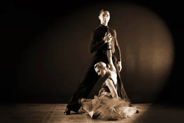 Bailarines en salón aislados sobre fondo negro —  Fotos de Stock