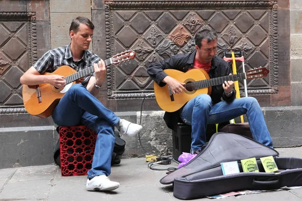 Barcelona spanien - 9. juni: unbekannter musiker spielt vor publikation — Stockfoto