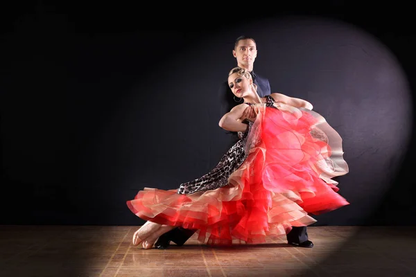 Dançarinos em salão isolado em fundo preto Imagem De Stock