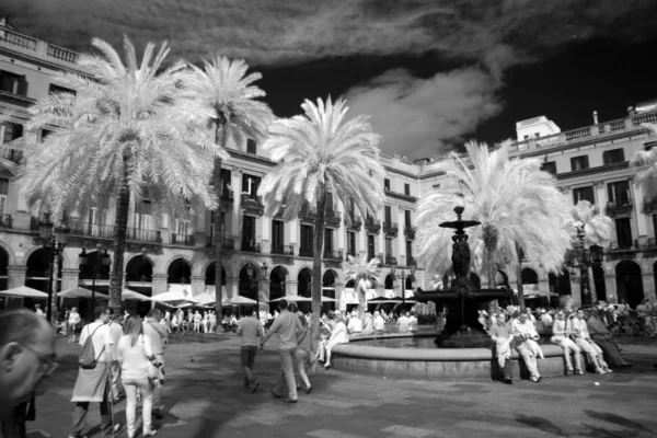 BARCELONA, ESPAÑA - 09 DE JUNIO: Plaza Real en Junio, 2013 en Barcelona — Foto de Stock