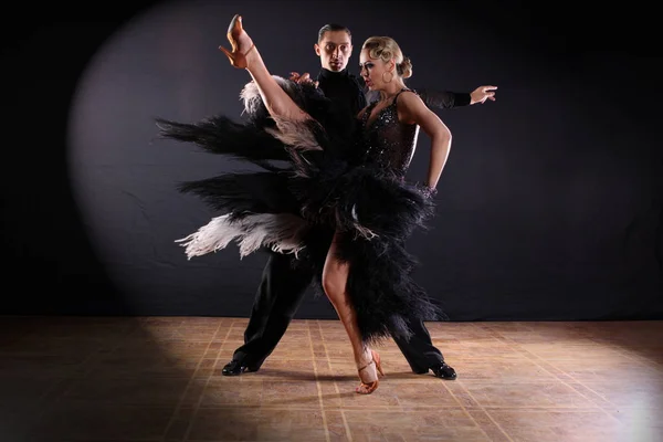 Danseurs dans la salle de bal isolé sur fond noir — Photo