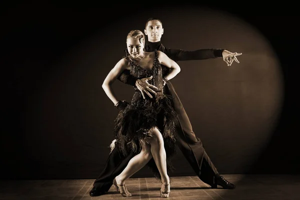 Bailarines en salón aislados sobre fondo negro —  Fotos de Stock