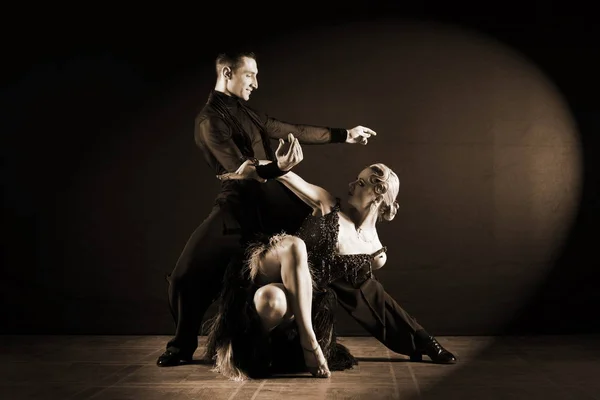 Bailarines en salón aislados sobre fondo negro — Foto de Stock