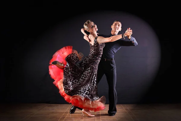 Bailarines en salón aislados sobre fondo negro —  Fotos de Stock