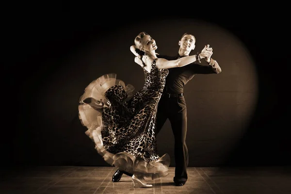 Tänzer im Ballsaal isoliert auf schwarzem Hintergrund — Stockfoto