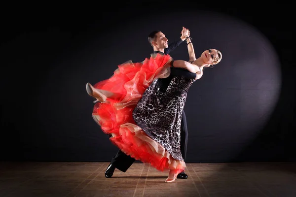 Danseurs dans la salle de bal isolé sur fond noir — Photo