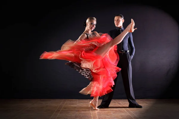 Ballerini in sala da ballo isolati su sfondo nero — Foto Stock