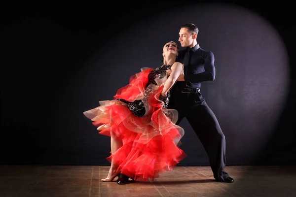 Bailarines en salón aislados sobre fondo negro — Foto de Stock