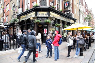 Londra - Haziran 6: İnsanlar ve kafeler, içme ve böylece için dış