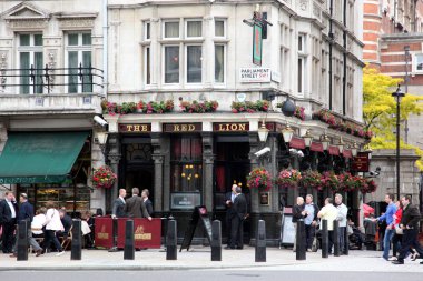 Londra - 9 Haziran 2011: İnsanlar ve içme için pub, dış 