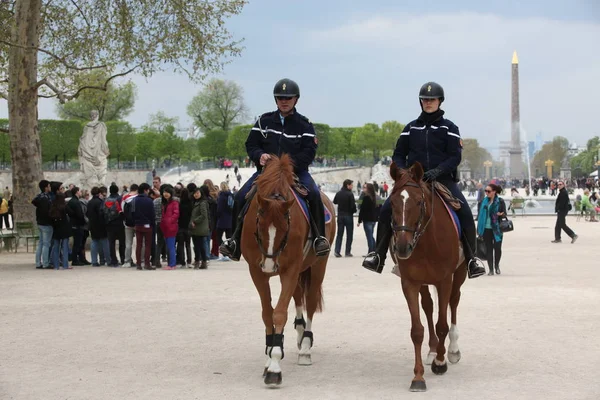 PARIS - APRIL 27: French police control the street Tuileries gar — Stock Photo, Image