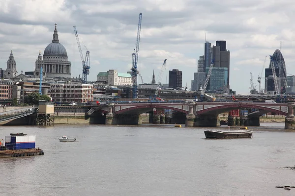 St. Paul's Katedrali, şehir ve Thames Nehri Londra'da — Stok fotoğraf