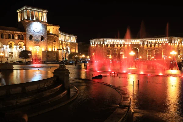 Fountain at the Government of the Republic of Armenia at night, — Stock Photo, Image