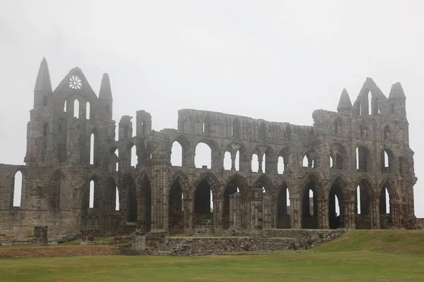 Abbazia di Whitby presa nella nebbia, rovinata abbazia benedettina situata su Whi — Foto Stock
