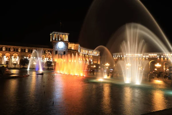 Fountain at the Government of the Republic of Armenia at night, — Stock Photo, Image