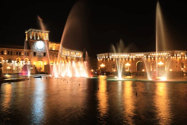 Fountain at the Government of the Republic of Armenia at night, — Stock Photo, Image