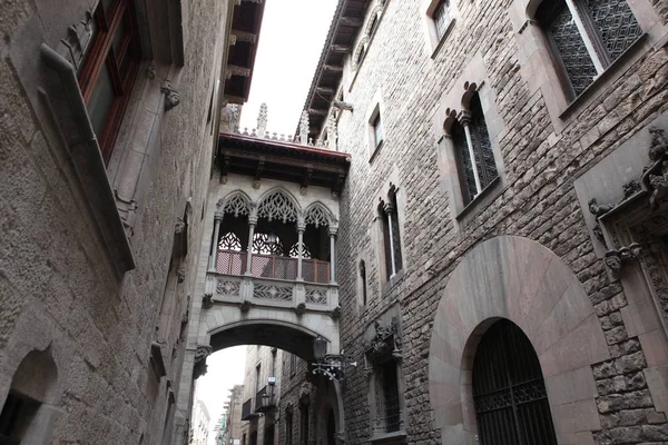 Överbrygga på carrer del bisbe i barri gotic, barcelona — Stockfoto