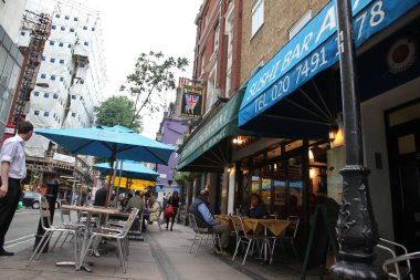 Londra - Haziran 6: İnsanlar ve kafeler, içme ve böylece için dış