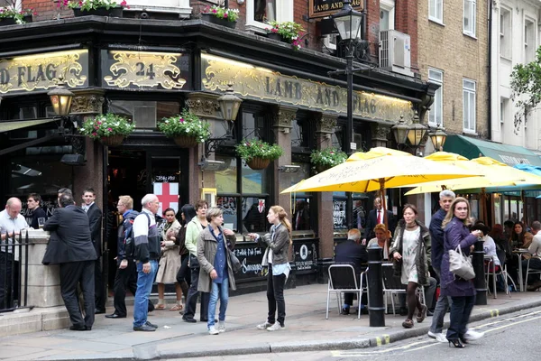 Londen - 6 juni 2011: Mensen en buitenkant van pub, om te drinken — Stockfoto