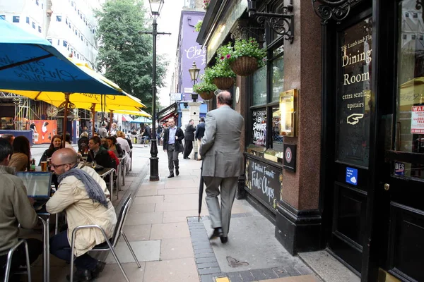 ロンドン - 6 月 6 日: 人と飲むなどのためのパブの外観 — ストック写真